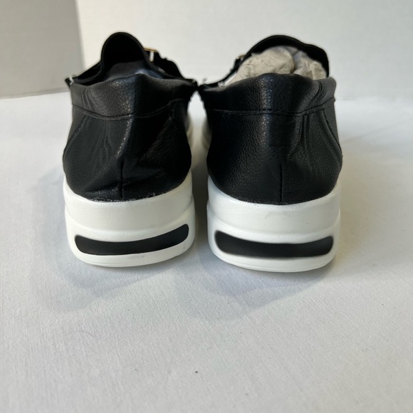 Slip-on Loafer ladies black shoes, size 7 - Picture 3 of 5